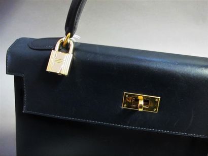 null HERMES Paris made in France
"Kelly upside down" handbag in night blue box. Inside...