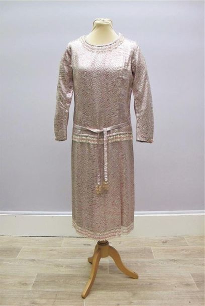 null CHANEL Haute Couture circa 1965, Création Gabrielle Chanel.
Robe du soir droite...
