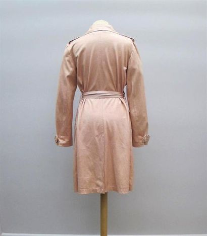 null BALMAIN
Trench coat ceinturé en imitation daim rose poudré, deux poches latérales.
Taille:...