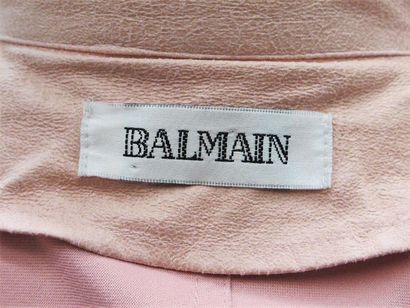 null BALMAIN
Trench coat ceinturé en imitation daim rose poudré, deux poches latérales.
Taille:...