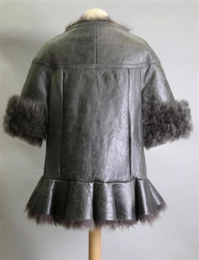 null PRADA
veste en mouton retourné gris foncé à manches courtes, deux poches doubles...