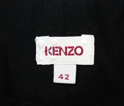 null KENZO
Pantalon large en laine et soie noire, deux poches et larges passants,...