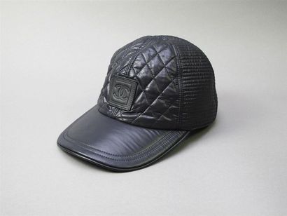 null CHANEL
Black padded cap with logo on front
Size M 
(very good condition)