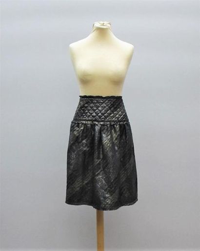 null CHANEL 
Skirt in lamé fabric ergent and gold, the waist padded, zipped closure....