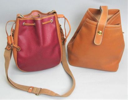 null LANCEL
Sac seau en cuir marron, fermeture anse, porté épaule
28 x 33x 15, 5...