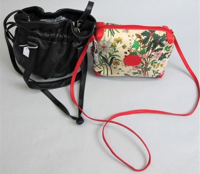 null GUCCI
Sac bandoulière en toile fleurie et maroquinerie en cuir rouge, fermeture...