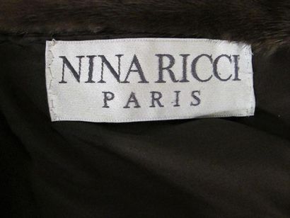 null NINA RICCI Paris
Manteau trois quart en vison marron clair, manches larges,...