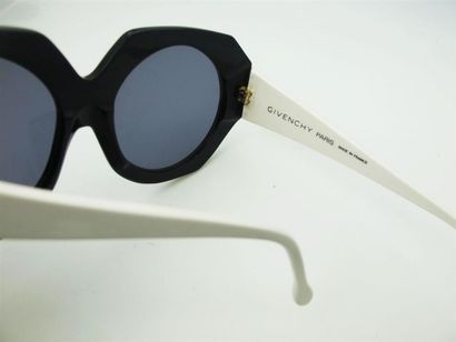 null GIVENCHY Paris
Pair of blue and white vintage glasses. Scratched.
(state of...