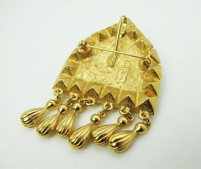 null YVES SAINT LAURENT
Broche-pendentif en métal doré en forme de mandorle pavée...