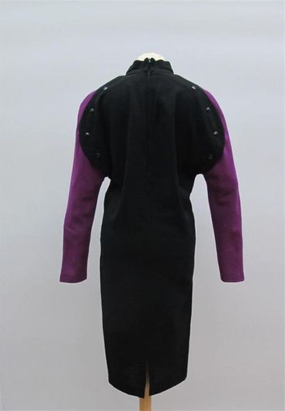 null Pierre CARDIN Paris
Dress in black and purple wool, two side pockets, 
Size...