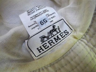 null HERMES Paris
Bob in beige linen adorned with a strip of tan leather.
Size 59
(Small...