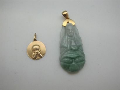 null Médaille religieuse en or jaune 750°/°° (18k) et un pendentif en jade-néphrite...