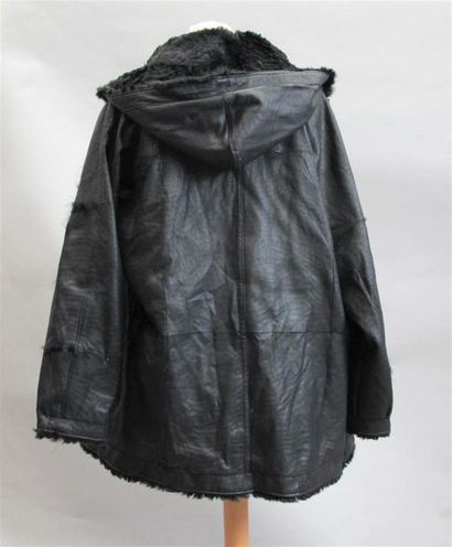 null NINA RICCI
Veste avec capuche en cuir noir, doublé lapin
Taille 38 
(Usures...