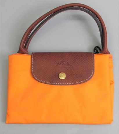 null LONGCHAMP
Sac orange modèle pliage "Type M", fermeture zippée, rabat en cuir...