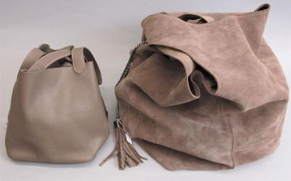 null Lot de deux sacs:
Sac en cuir taupe, deux anses, porté épaule, fermeture cadenas...