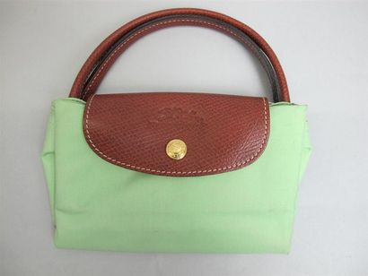 null LONGCHAMP
Sac vert anis modèle pliage "Type S", fermeture zippée, rabat en cuir...