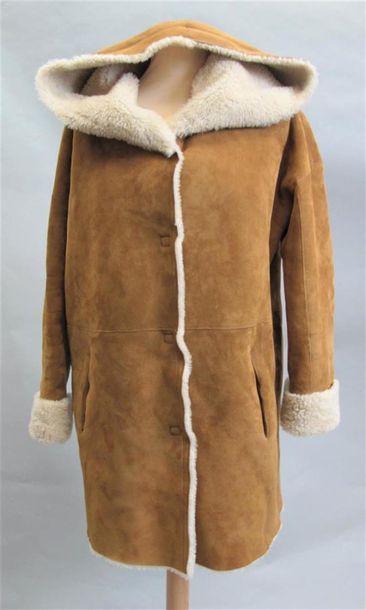 null Manteau 3/4 avec capuche en peau lainé fermant par quatre boutons pression....