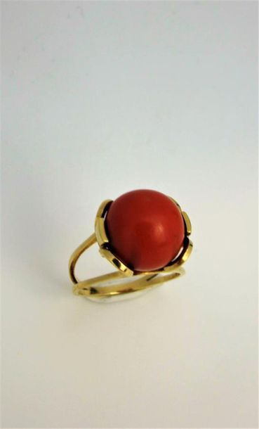 null Bague en or jaune 750°/°° (18k) ornée d'une boule de corail.
TDD: 52
Poids brut:...