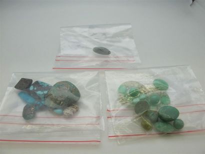 null Trois sachets: Un sachet de cabochons, perles et disques gravés en jade et autres;...