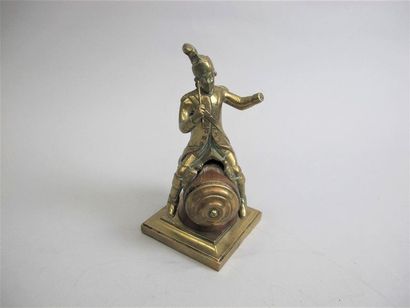 null Amusante figurine en bronze figurant un musicien de dragon ancien Régime à califourchon...