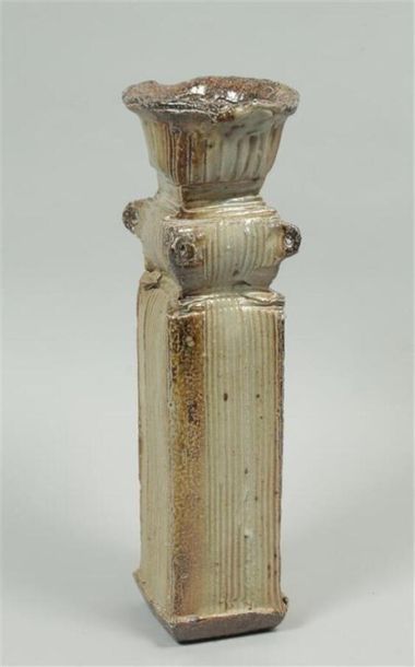 null TIFFOCHE Gustave (1930-2011)
Colonne surmontée d'un vase en grès émaillé beige,...