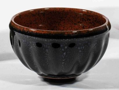 null GROUITCH Leïlah (born 1945) 
Small bowl on pedestal with wide ribs in brown...