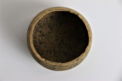 null DOYEN Nathalie (born 1964)
Small ochre terracotta bowl with incised decoration.
Signed.
H....