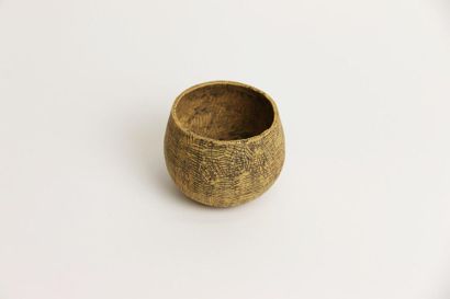 null DOYEN Nathalie (born 1964)
Small ochre terracotta bowl with incised decoration.
Signed.
H....