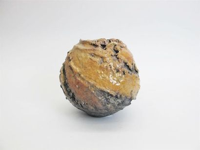 null DUMONT Lesley (b. 1944) Ovoid stoneware raku
vase with rotating scratch decoration...