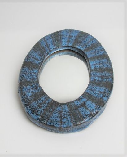 null RIVIER Jean (1915-2017) 
Miroir ovalisé en céramique à couverte émaillée bleue...