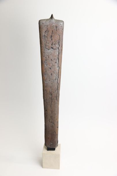 null RANDAXHE Noël (1922-2013)
Sculpture totem en grès.
Signée. 
H. 62,2 cm