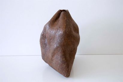 null DEBRIL Claire (née en 1927) 
Vase cratère en terre cuite à parois bosselées...