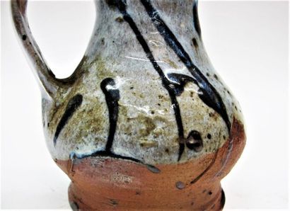 null KJAERSGAARD Anne (1933-1990) Stoneware
jug with stylized decoration partially...