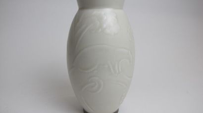 null SADOLIN Ebbe (1900-1982) & MANUFACTURE BING ET GRONDAHL
Vase ovoïde sur talon...
