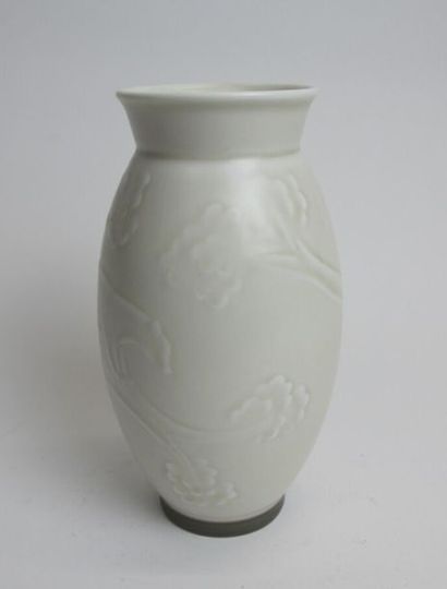 null SADOLIN Ebbe (1900-1982) & MANUFACTURE BING AND GRONDAHL
Ovoid vase on heel...