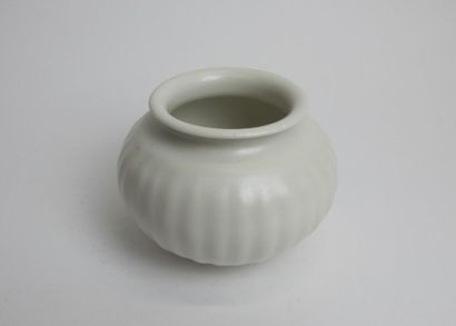 null GROUITCH Leïlah (née en 1945)
Vase boule à larges côtes et col resserré en porcelaine...