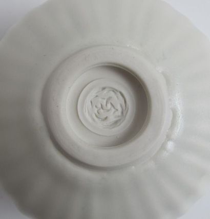 null GROUITCH Leïlah (née en 1945)
Vase boule à larges côtes et col resserré en porcelaine...