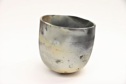 null VANDEWEGE Rik (born 1951) Smoked stoneware
bowl.
Stamped.
H. 15,2 cm
