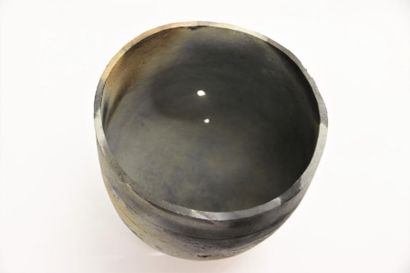 null VANDEWEGE Rik (born 1951) Smoked stoneware
bowl.
Stamped.
H. 15,2 cm
