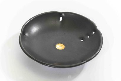 null DUROSELLE Xavier (born 1961) Flower
bowl on openwork porcelain pedestal with...