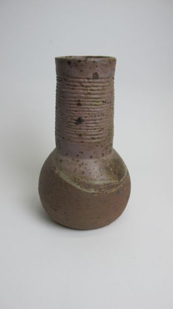 null IVANOFF Vassil (1897-1973) Stoneware bulb
vase with engobes decoration and striations...