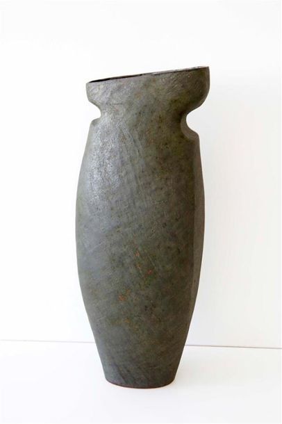 null DEBRIL Claire (née en 1927) 
Vase ovale à panse aplatie en terre cuite à décor...
