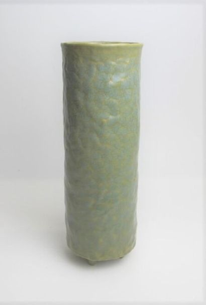 null UZAN Marc (né en 1955)
Haut vase cylindre en porcelaine modelée émaillée céladon...