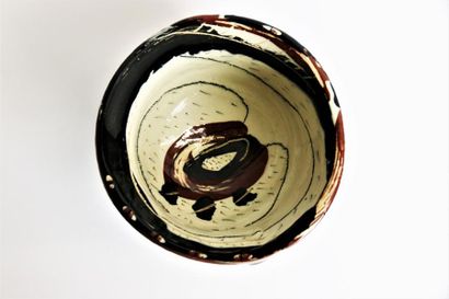 null HURLET Alain (born in 1950) Curved
cup on stoneware pedestal with abstract brown,...