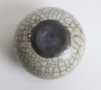 null HOS Wim (XXe-XXIe) Round stoneware raku 
box with white crackle enamel decoration....