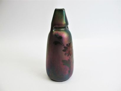  MONTIÈRES Vase ovoïde à col pincé en céramique à décor floral stylisé dans une couverte...