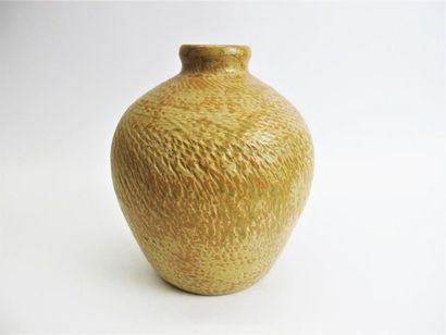 null PERROT Théo (1856-1942) 
Vase boule à col ourlé en grés émaillé jaune nuancé...