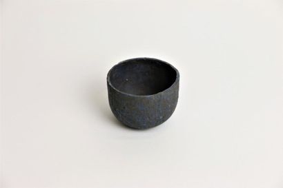 null DOYEN Nathalie (b. 1964)
Small blue engobed terracotta bowl with incised decoration.
Signed.
H....