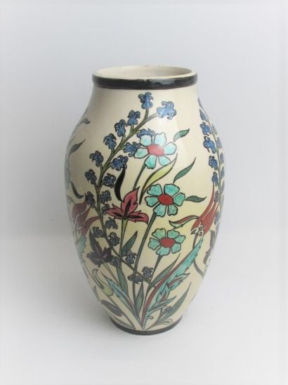 null LACHENAL Edmond (1855-1930) 
Vase ovoïde en faïence à décor polychrome émaillé...