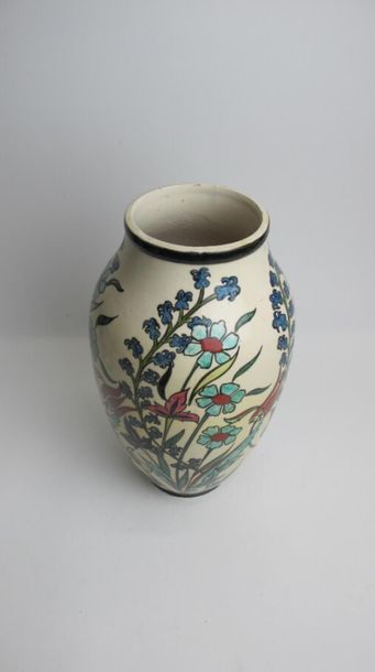null LACHENAL Edmond (1855-1930) 
Vase ovoïde en faïence à décor polychrome émaillé...